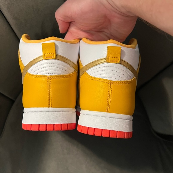 Nike Dunk High Gold - Picture 4 of 6